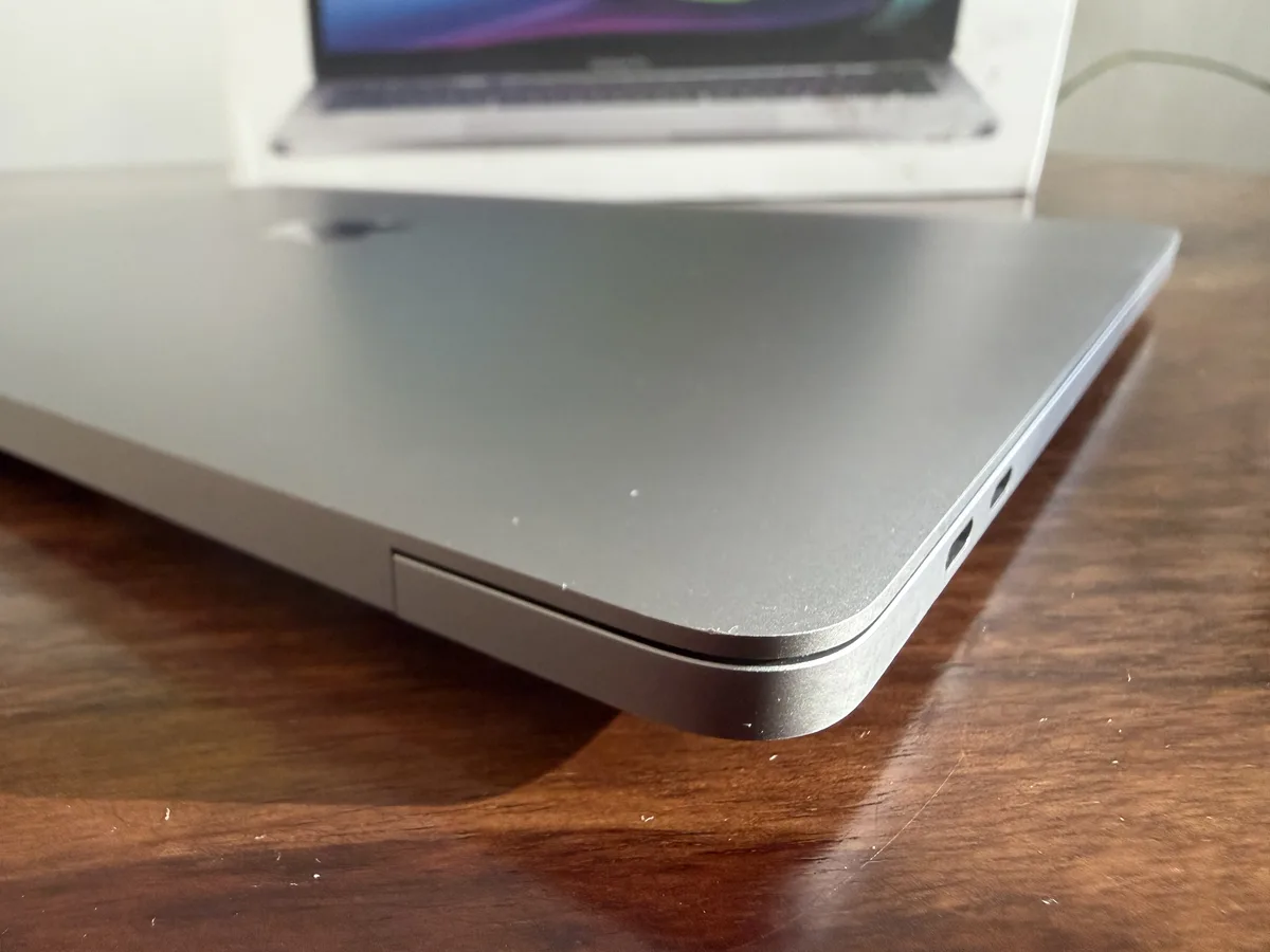 MacBook Pro 13" M1 2020 8GB/512GB Space Gray TOP STAV – fotka 1 z 9