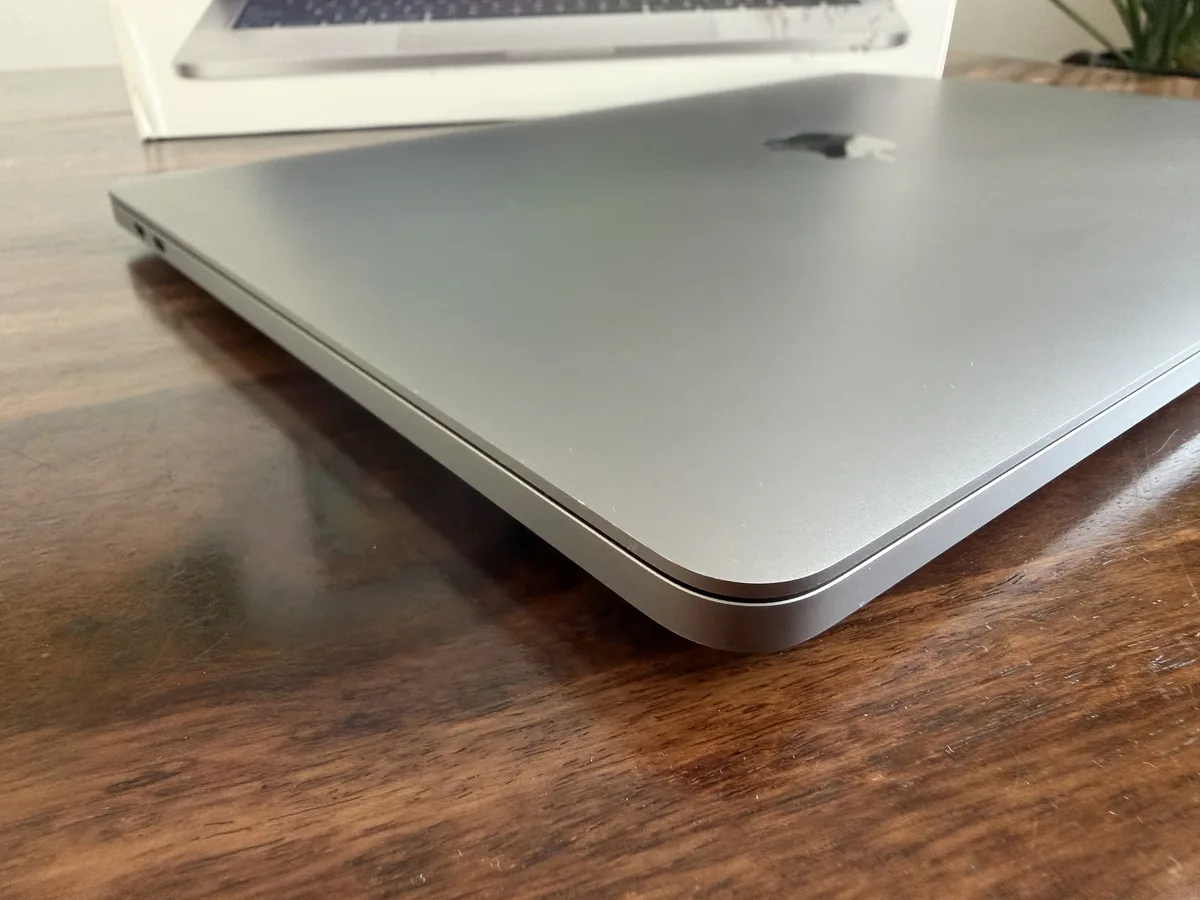 MacBook Pro 13" M1 2020 8GB/512GB Space Gray TOP STAV – fotka 4 z 9