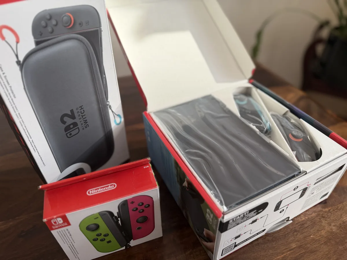 Nintendo Switch 2 + puzdro + Joy-Con + Mario Kart World – fotka 2 z 4